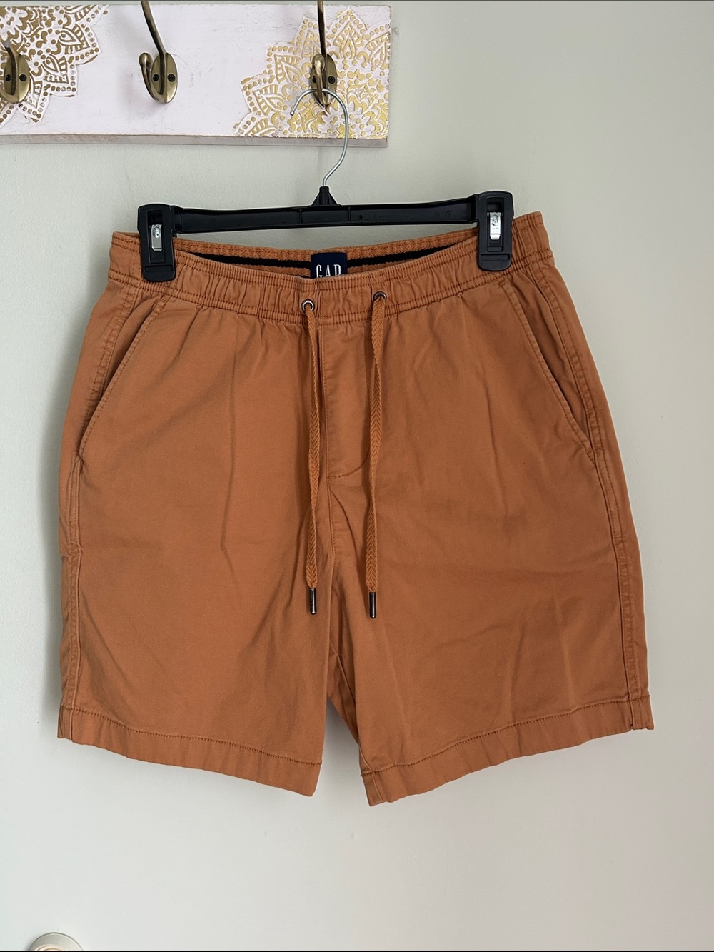 GAP Men's Rust Pull-On Hybrid Shorts